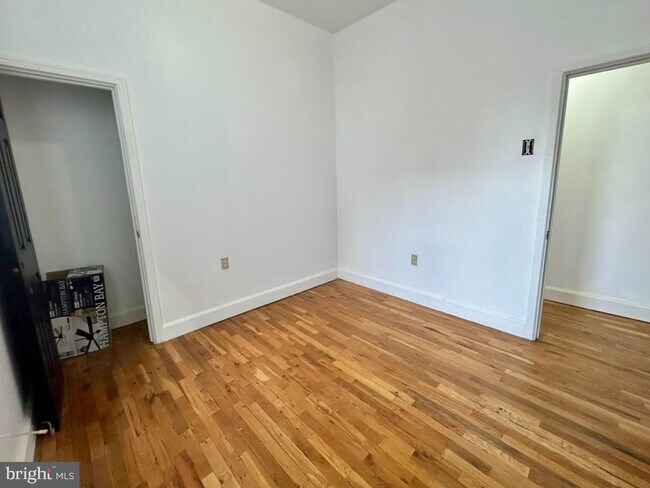 Foto del edificio - 2823 W Girard Ave