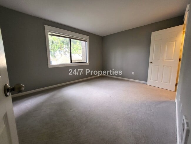 Building Photo - 1 BR | 1 BA Condo Perfectly Located in Cla...