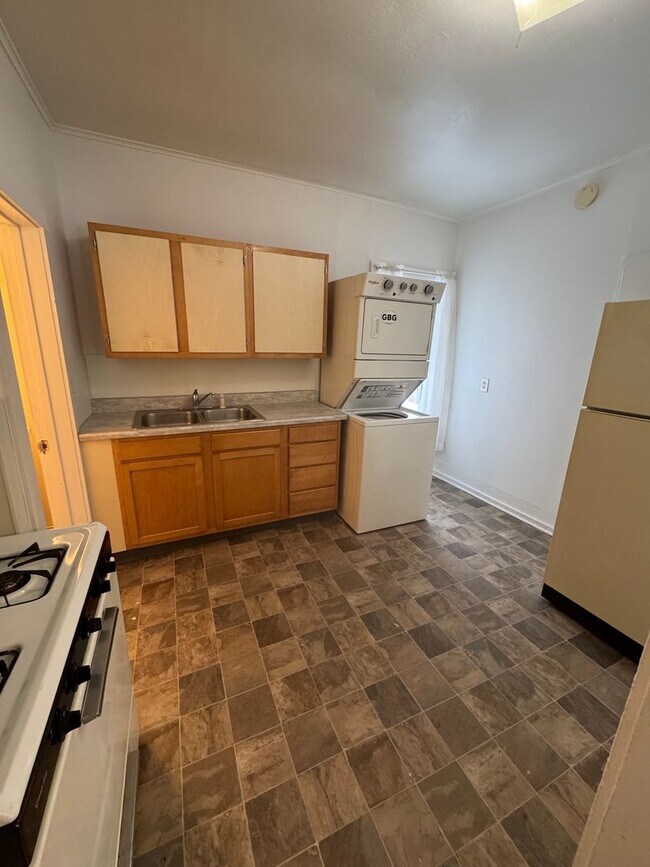 Building Photo - 822 Oneida St