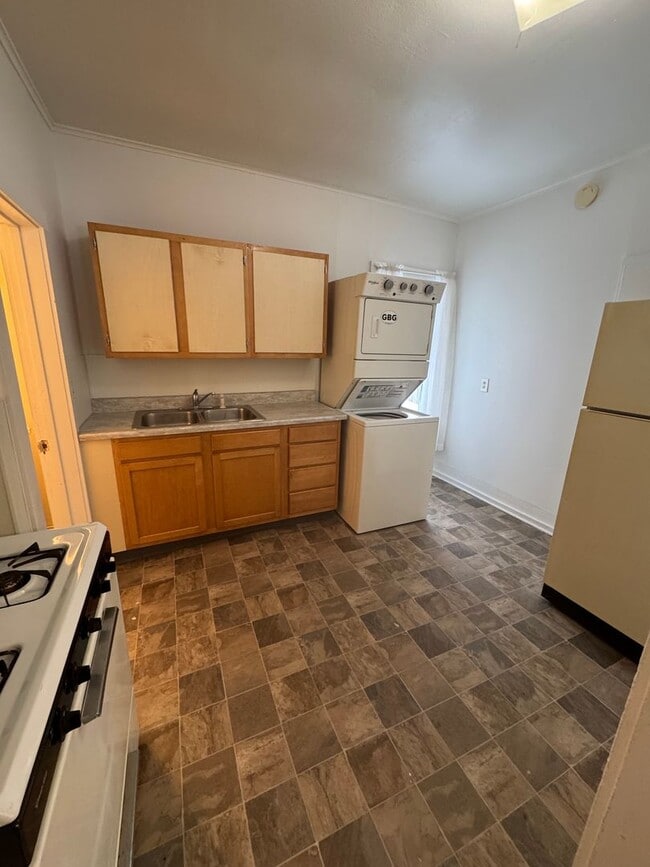 Building Photo - 822 Oneida St