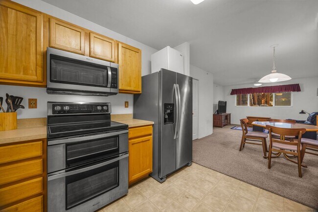 Foto del edificio - Move-In Ready 2BR/2BA Condo – Fully Furnished, AC, Washer/Dryer, 2 Parking stalls