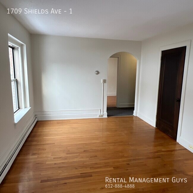 Foto del edificio - Huge One Bedroom with Living Room! Complet...