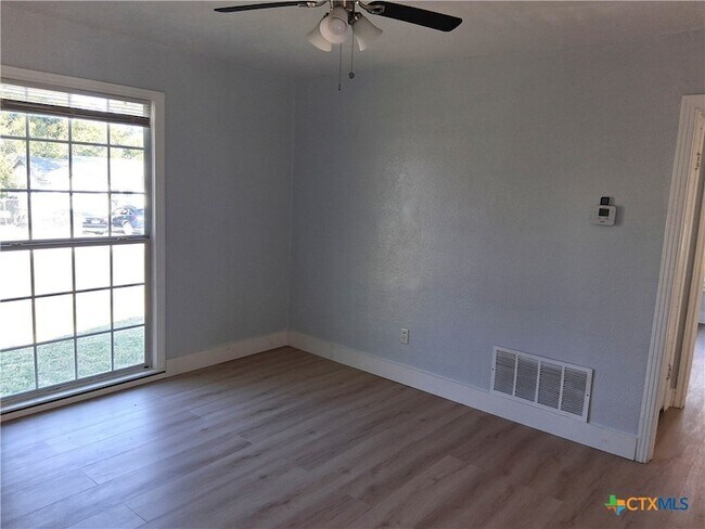 Foto del edificio - 902 Evetts Rd