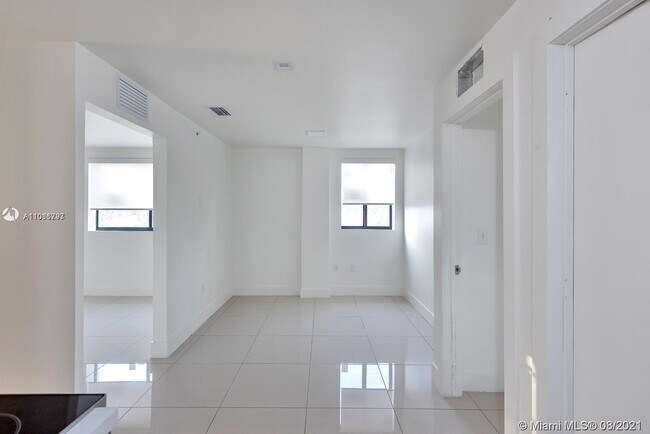 Building Photo - 829 SW 18th Ave