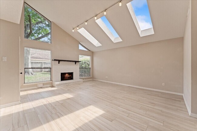 Foto del edificio - 11530 Ella Lee Dr