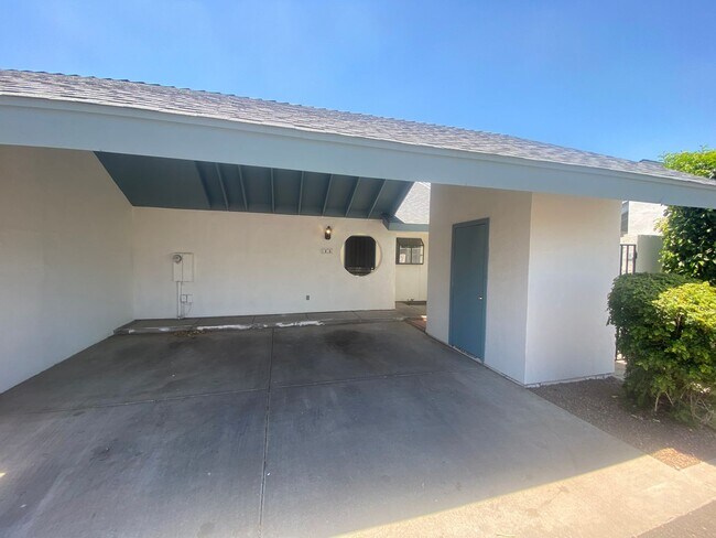 Building Photo - Updated 2 Bed/2 Bath Condo in Great Mesa L...