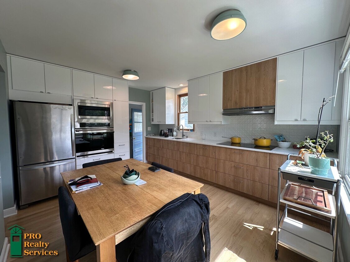Foto principal - 3 Bedroom Home in Highland Park