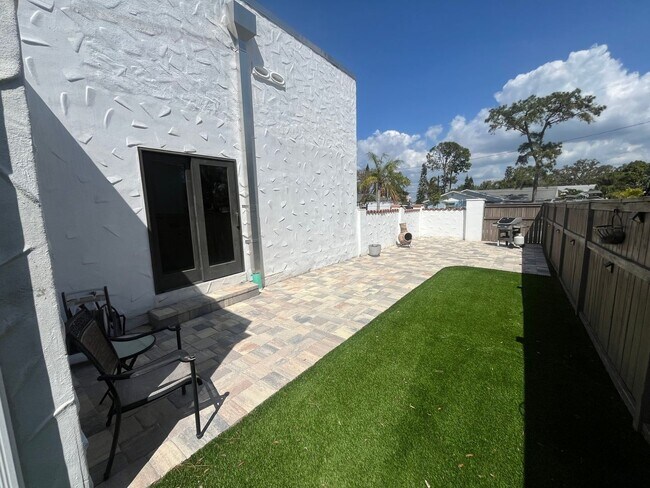 Foto del edificio - 100 year old stunning home will all modern amenities