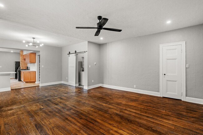 Foto del edificio - Rare Kenwood Townhome, Across from Campus