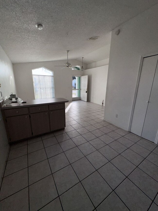 Building Photo - V2-Nice 3 bedroom, 2 bath single family home