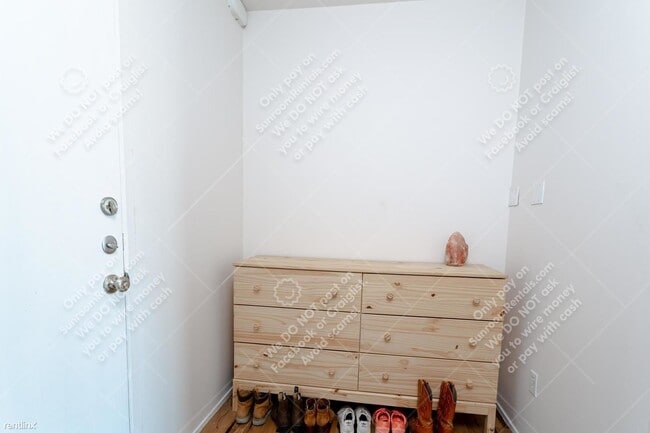 Building Photo - Studio, 1 bath Condo - 1200 East 11th St 3...