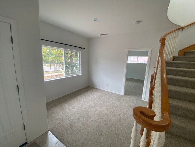 Building Photo - Newly Renovated Stone Steps - 4bd 4 ba Enc...