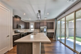 Building Photo - 3229 Vittoria Ave
