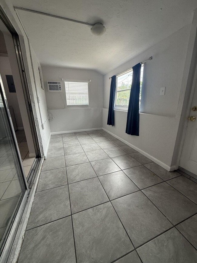 Building Photo - 231 Evernia St