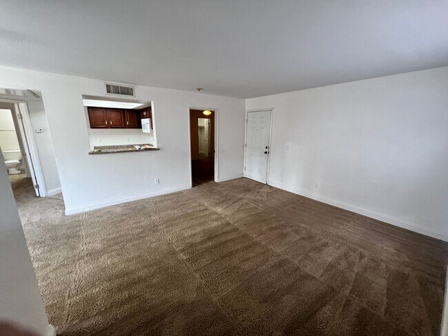 Foto del edificio - Lower level 2 bedroom close to pool.