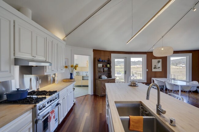 Kitchen w/ stainless appliances - 58 Greenbrae Boardwalk