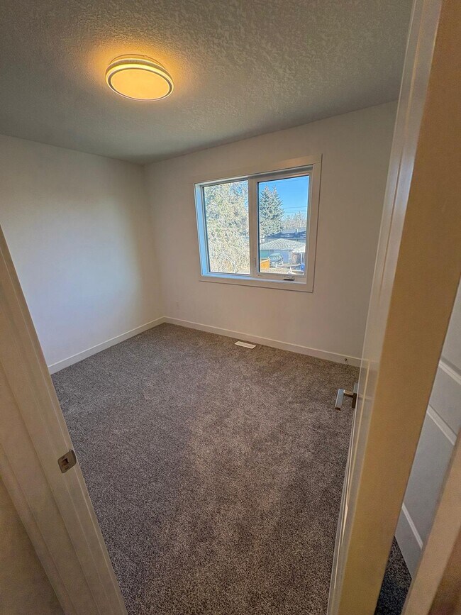 Photo du bâtiment - 3 Bed 2.5 Bath Unit in Calgary, AB