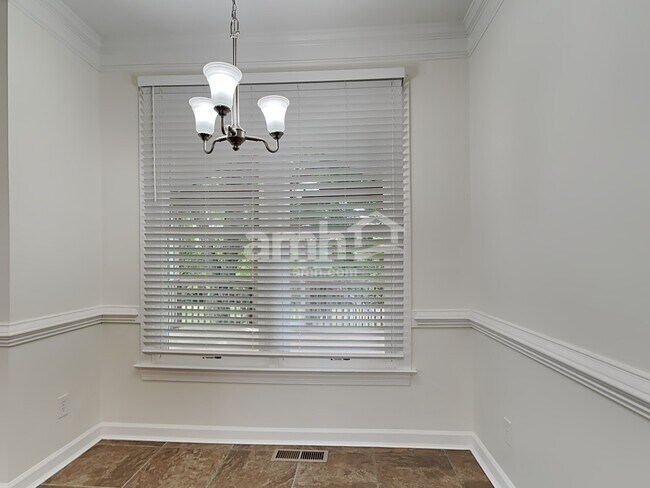Foto del edificio - 135 Lonetree Dr