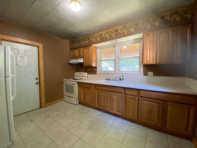 Foto del edificio - 2+ bedroom house now available $695