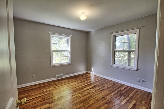 Building Photo - 2 bed 1 bath Englewood home with 2 car gar...