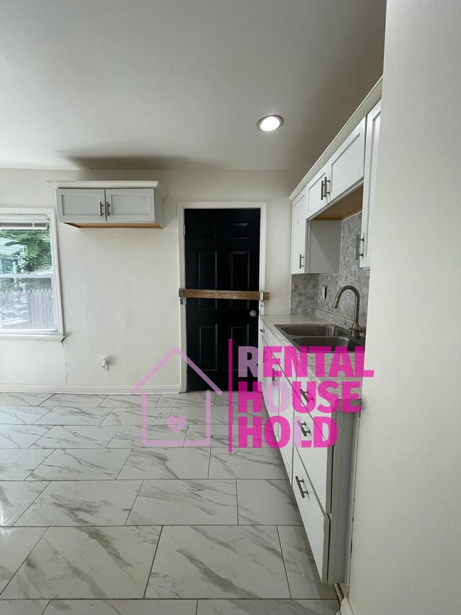 Foto del edificio - ~ 3 BEDROOM 1 BATH BUNGALOW FREE PRE-SCREEN