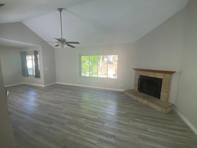 Foto del edificio - 355 Windy Ln