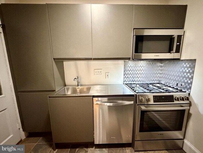 Foto del edificio - 3020 Dent Pl NW
