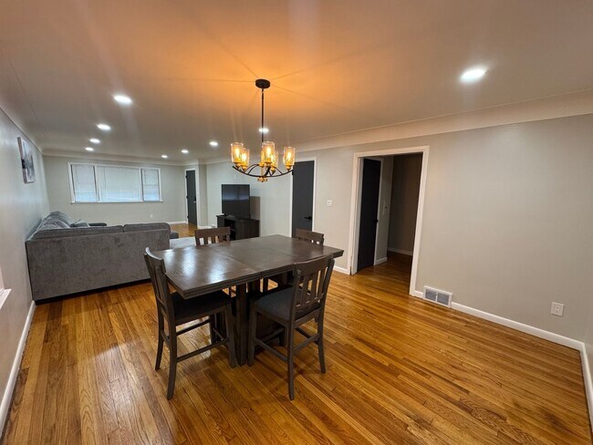 Foto del edificio - Charming 3BR Ground Floor Unit in South Euclid