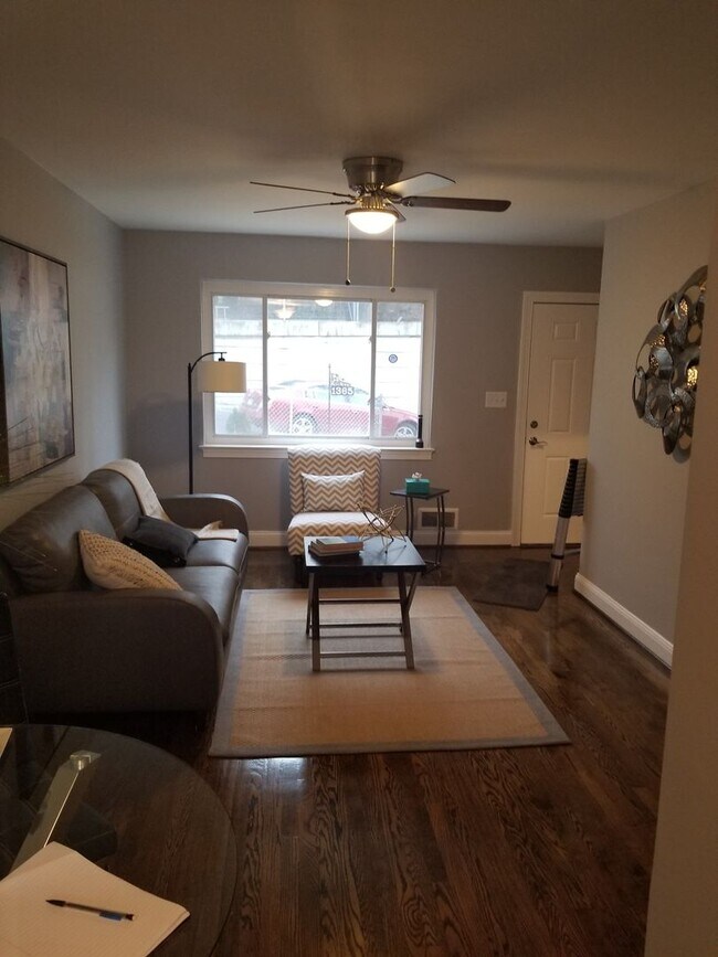 Building Photo - Lovely 2 BR/1 BA Townhome in Barry Farm!