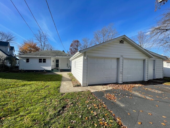 Building Photo - Three Bedroom Home in Gobles