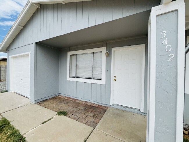 Building Photo - Northwest Phoenix Delight!