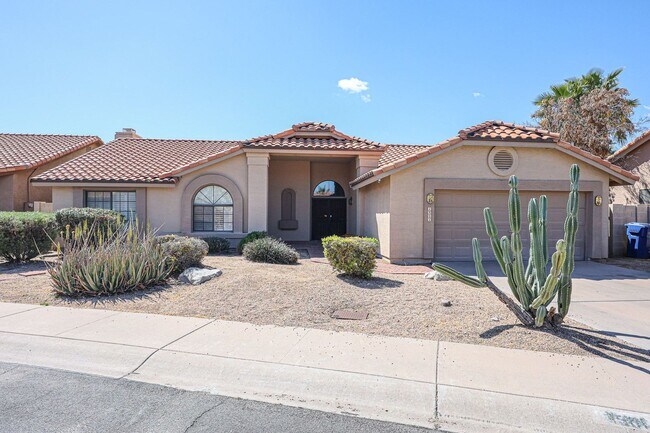 Building Photo - Welcome to this charming 3 bedroom, 2 bath...