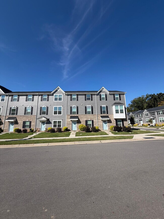 Foto del edificio - Room in Townhome on Cramerton Mills Pkwy