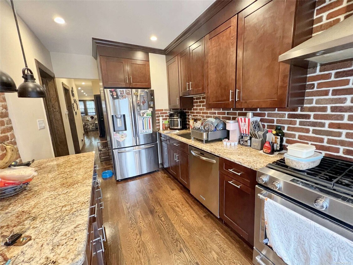 Foto principal - 76-44 Park Ln S