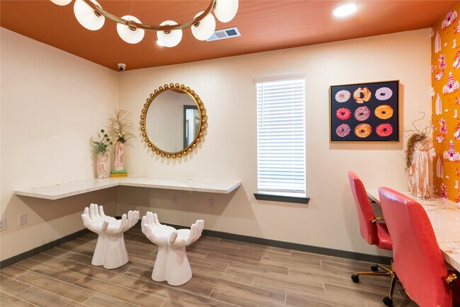 Foto del edificio - 1200 W Koenig Ln