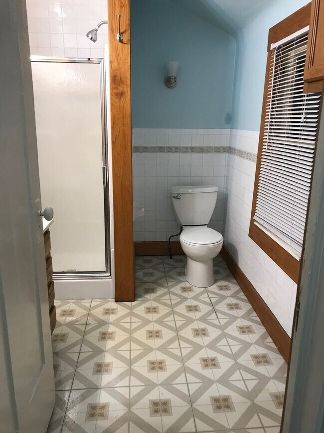 Foto del edificio - 6 Bedroom 2 Bathroom Home Available NOW fo...