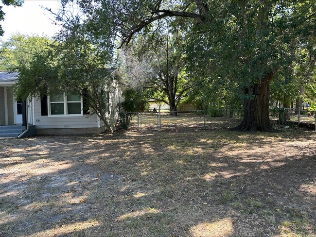 Patio con área para perros y árboles - 2626 W Johnson St