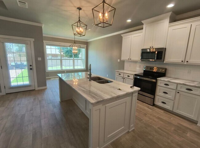 Building Photo - Stunning and Spacious 3bed/2bath Home – Yo...