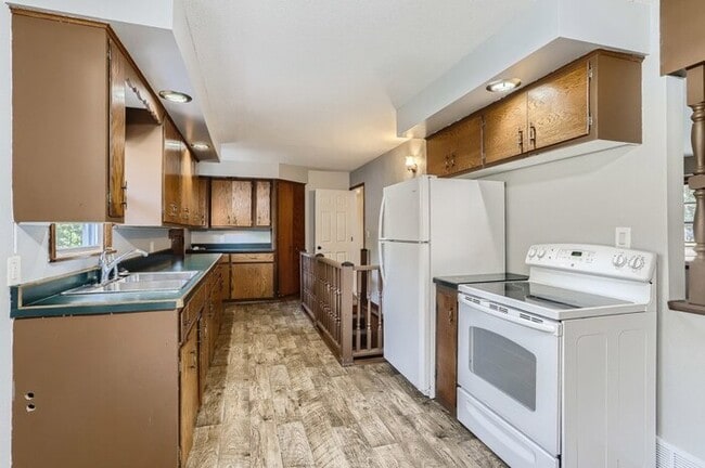 Building Photo - 5762 W Broadway Ave, Crystal, MN, 55428