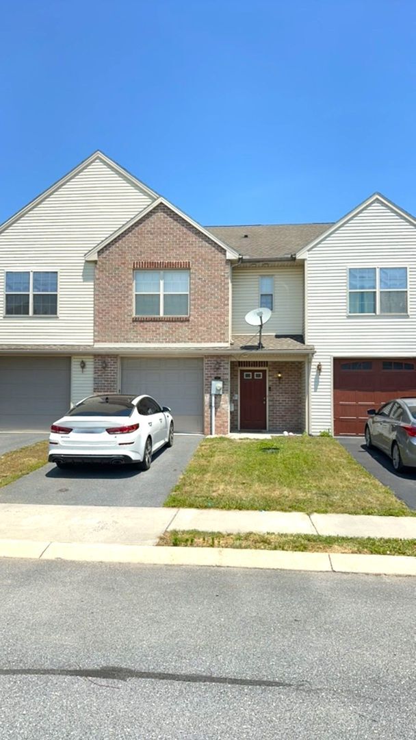 Foto del edificio - 3-bedroom, 2.5-bathroom Townhome