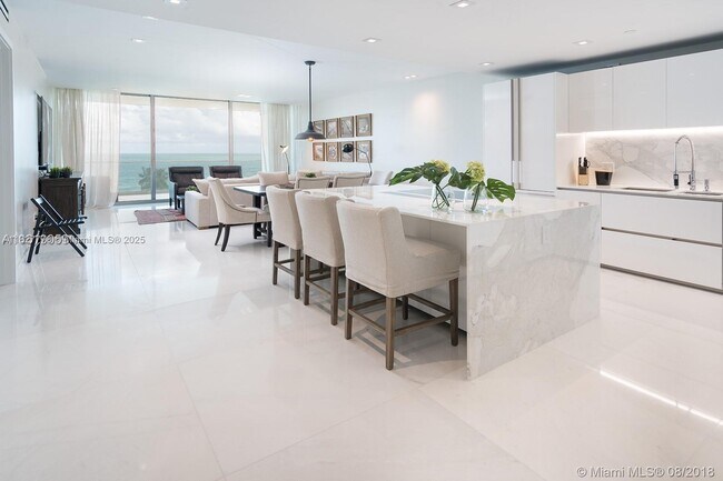 Foto del edificio - 10201 Collins Ave
