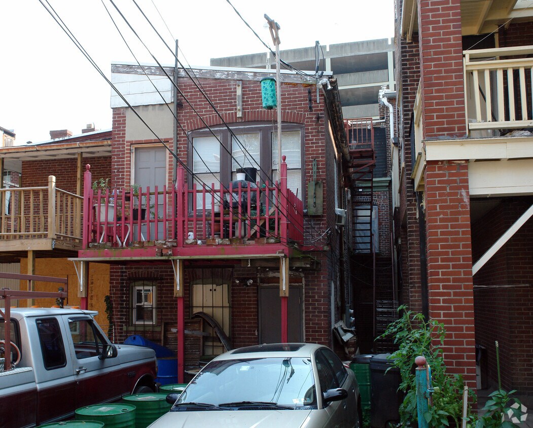 Building Photo - 817 W Linden St