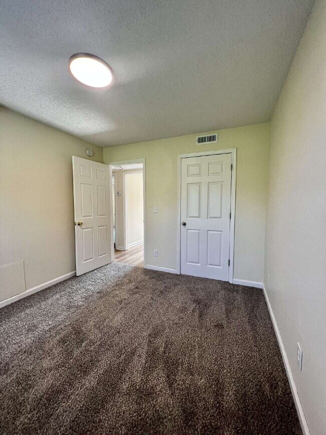 Foto del edificio - 3864 NORTHEAST DRIVE UNIT C