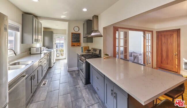 Foto del edificio - 1107 S Dunsmuir Ave