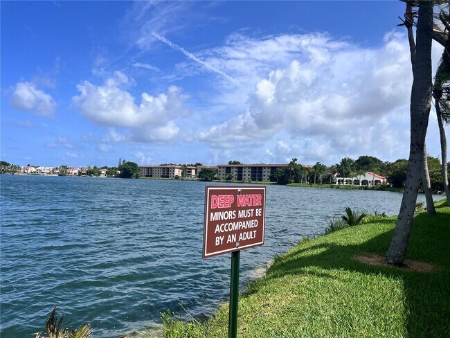 Building Photo - 20135 NE 3rd Ct