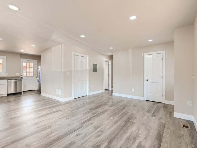 Building Photo - Hale neighborhood duplex with a large pati...