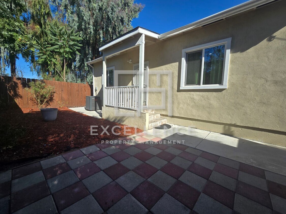 Foto principal - 2/2 Stand Alone Cottage, Private Yard, W/D...