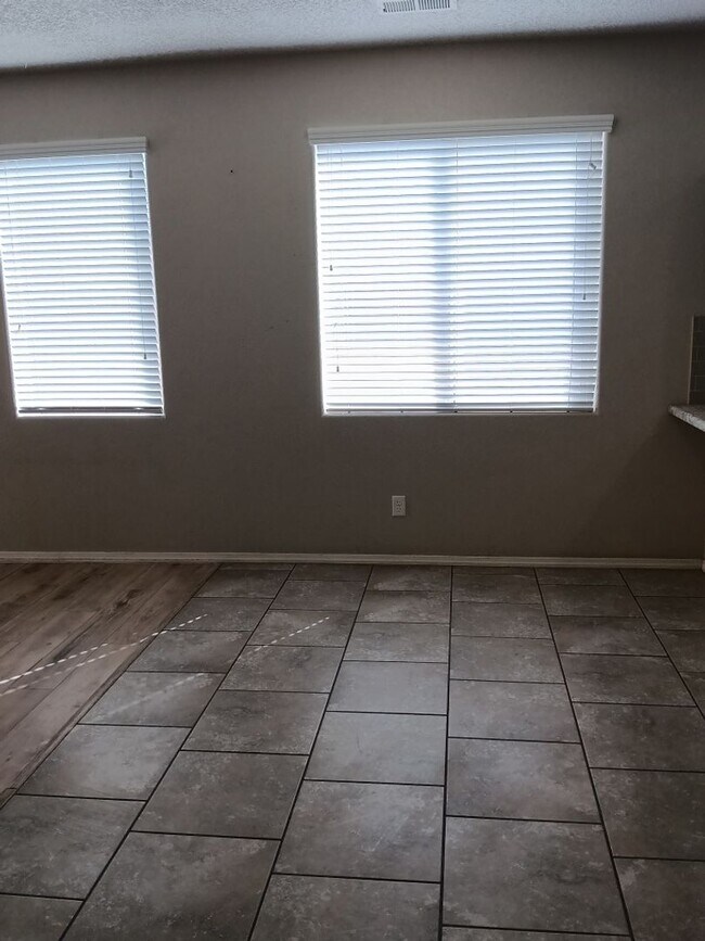 Foto del edificio - Spacious 4-bedroom, 2-bathroom home! Showi...