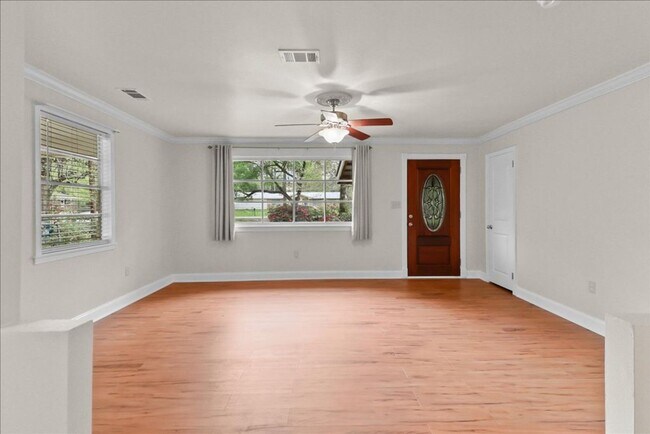 Foto del edificio - Completely Renovated 3 Bed 2 Bath home with HUGE fenced yard & shed
