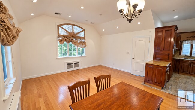 Foto del edificio - Bright Whitestone 3-Bedroom with Vaulted Ceilings & a Covered Balcony